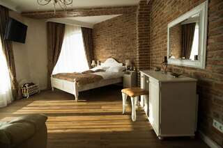 Отели типа «постель и завтрак» Paradisul Transilvaniei Resort Blaj Улучшенный двухместный номер с 1 кроватью или 2 отдельными кроватями, вид на бассейн-1