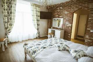 Отели типа «постель и завтрак» Paradisul Transilvaniei Resort Blaj Номер Делюкс с кроватью размера «king-size»-1